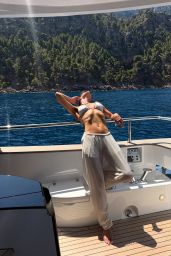 Rosie Huntington-Whiteley Unveils Yachtside Glam in Italy – July 2025