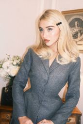 Sabrina Carpenter Channels Retro Grace in Dior