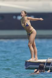 Tate McRae Channels Riviera Ease in ROQUE Bikini – Saint-Tropez 2025