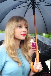 Taylor Swift Attends Elie Saab’s Paris Catwalk in Whiplash Chic – Oct 3, 2012
