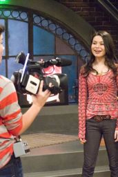 Victoria Justice on Set, 