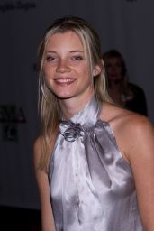 Amy Smart’s ‘00s Minimalism at EMA Awards 2002