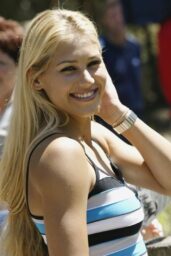 Anna Kournikova's Y2K Sporty Look at Melbourne Zoo