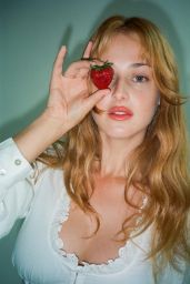 Anna van Patten Unveils Theatrical Chic