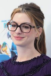 Anne Hathaway Unveils Gucci Fringe Fantasy at Rio Premiere – LA 2011