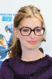 Anne Hathaway Unveils Gucci Fringe Fantasy at Rio Premiere – LA 2011