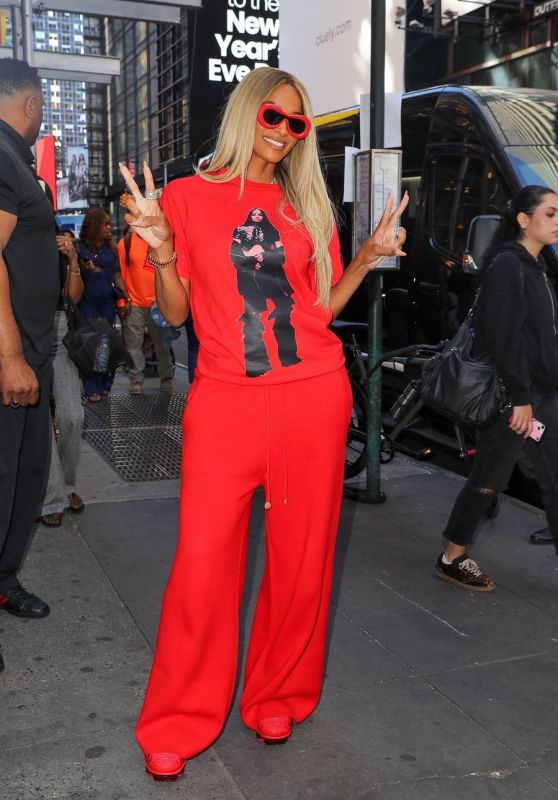 Ciara’s Monochrome Red Dominates Times Square, NYC 22.08.2025
