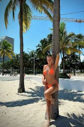 Dayana Yastremska Channels Tropical Ease in Orange Bikini – Beachside 2025