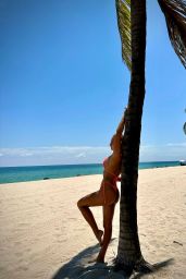 Dayana Yastremska Channels Tropical Ease in Orange Bikini – Beachside 2025