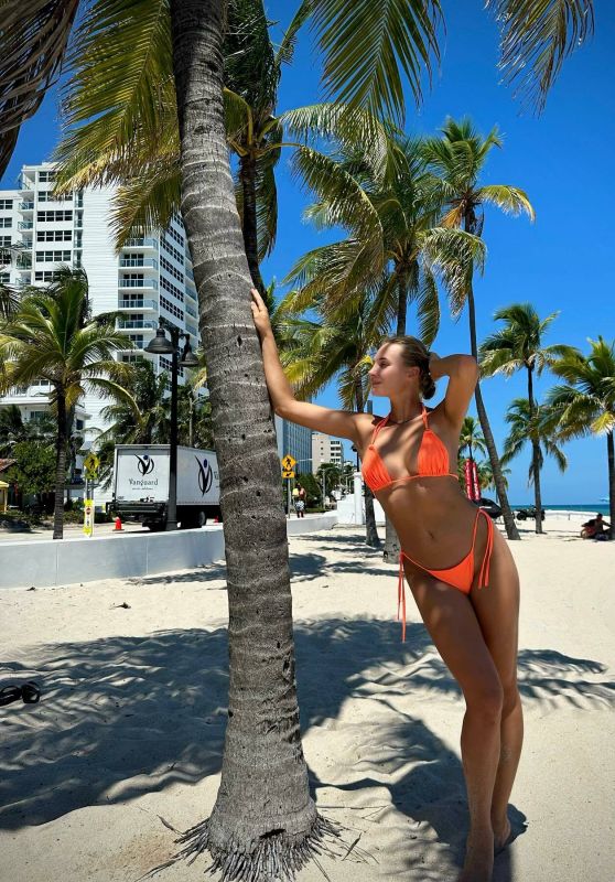 Dayana Yastremska Channels Tropical Ease in Orange Bikini – Beachside 2025