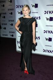 Elisha Cuthbert Debuts Noir Glamour at VH1 Divas – LA 2012