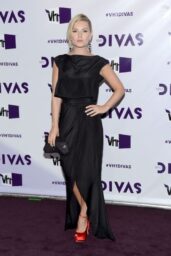 Elisha Cuthbert Debuts Noir Glamour at VH1 Divas – LA 2012