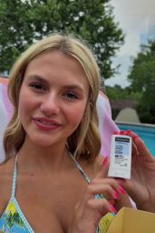 Elyse Hofer Unveils Sunscreen Style with Neutrogena