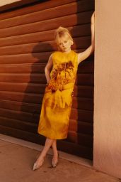 Emily Alyn Lind’s Summer of “Cyber Romance” for Schön!
