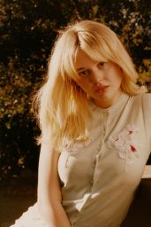Emily Alyn Lind’s Summer of “Cyber Romance” for Schön!