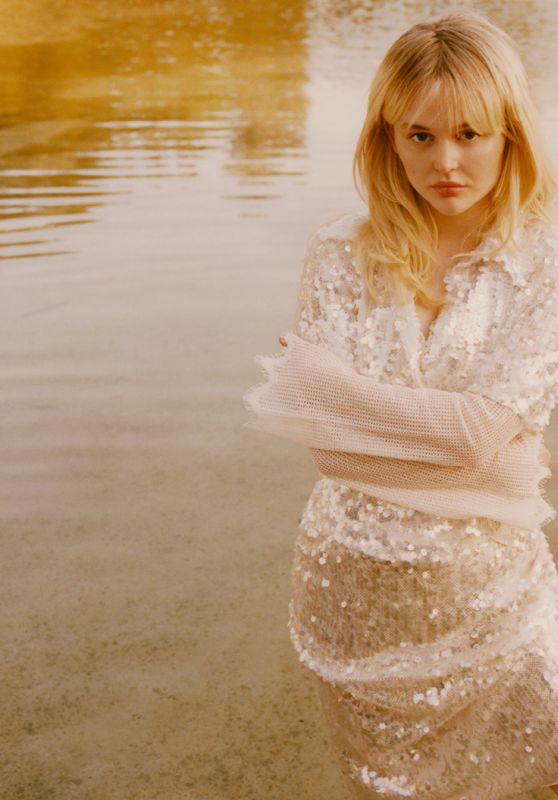 Emily Alyn Lind’s Summer of “Cyber Romance” for Schön!