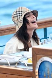 Emily Ratajkowski Unveils Amalfi Coast Effortless Glamour