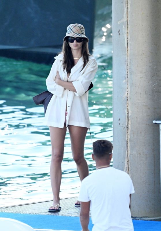 Emily Ratajkowski Unveils Amalfi Coast Effortless Glamour
