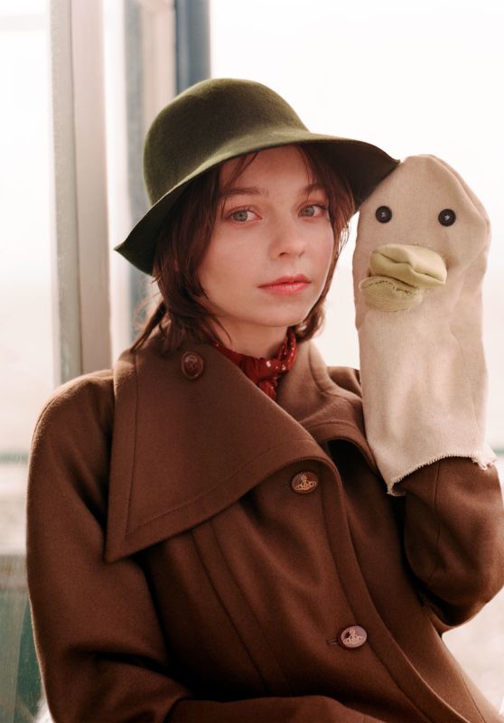 Emma Myers Debuts Seaside Preppy for Seventeen August 2025
