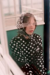Emma Myers Debuts Seaside Preppy for Seventeen August 2025