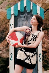 Emma Myers Debuts Seaside Preppy for Seventeen August 2025