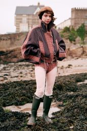 Emma Myers Debuts Seaside Preppy for Seventeen August 2025
