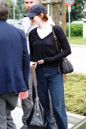Emma Stone Venice August 2025 Outfit: Casual Chic Style Breakdown
