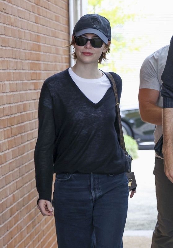 Emma Stone Venice August 2025 Outfit: Casual Chic Style Breakdown Emma Stone Venice August 2025 Outfit: Casual Chic Style Breakdown