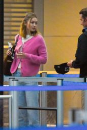 Gigi Hadid Arrives at JFK with Bradley Cooper in Pink Cardigan – 23.08.2025