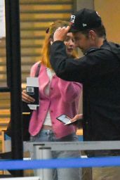 Gigi Hadid Arrives at JFK with Bradley Cooper in Pink Cardigan – 23.08.2025