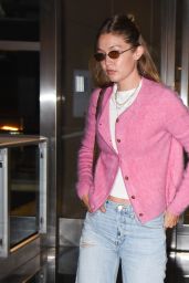 Gigi Hadid Arrives at JFK with Bradley Cooper in Pink Cardigan – 23.08.2025