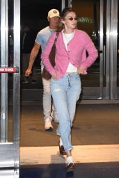 Gigi Hadid Arrives at JFK with Bradley Cooper in Pink Cardigan – 23.08.2025