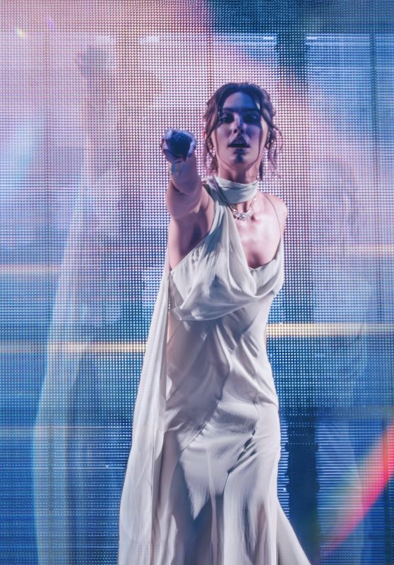 Gracie Abrams Debuts Ethereal Stage Style in LA