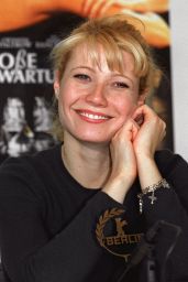 Gwyneth Paltrow Attends Berlin Film Fest in Emblematic Black – 1998