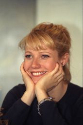 Gwyneth Paltrow Attends Berlin Film Fest in Emblematic Black – 1998