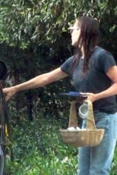 Jennifer Garner Rocks Wet Hair and an Empty Coffee Mug During Curbside Pickup