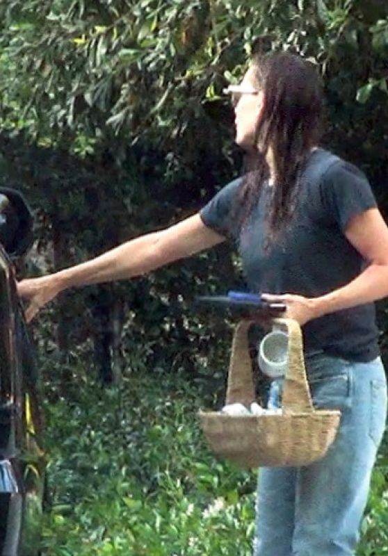 Jennifer Garner Rocks Wet Hair and an Empty Coffee Mug During Curbside Pickup