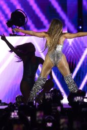 Jennifer Lopez Debuts "Cyber-Glamour" on Istanbul Stage