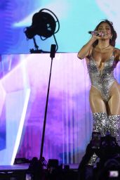 Jennifer Lopez Debuts "Cyber-Glamour" on Istanbul Stage
