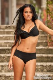Jessie Murph Unveils Her Sensual SI Swimsuit Debut