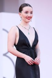 Kaitlyn Dever Debuts Vintage Allure in Venice