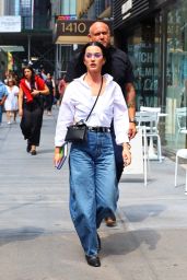 katy perry - out in midtown in a white shirt and jeans, new york city - august 12, 2025 | picture pub