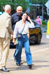 katy perry - out in midtown in a white shirt and jeans, new york city - august 12, 2025 | picture pub