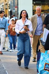katy perry - out in midtown in a white shirt and jeans, new york city - august 12, 2025 | picture pub