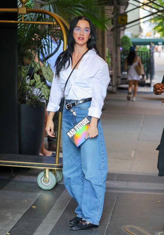 katy perry - out in midtown in a white shirt and jeans, new york city - august 12, 2025 | picture pub
