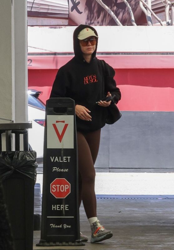 Katy Perry - Skin Care Appointment in Los Angeles