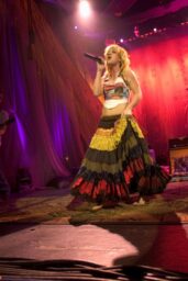 Kelly Clarkson Unleashes Breakaway Tour Energy in Chicago 2005
