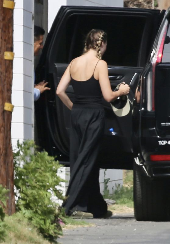 Margot Robbie’s Understated Street Style in LA