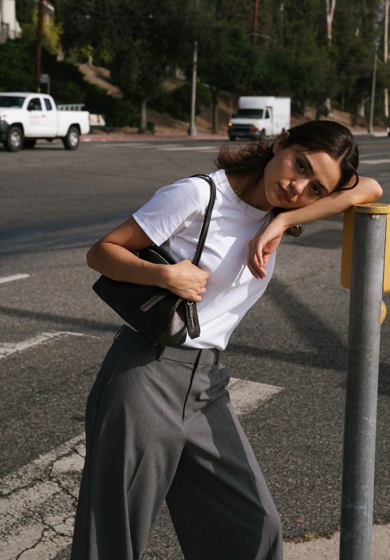 Nailea Devora Unveils Effortless New York Style for UNIQLO