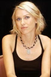 Naomi Watts: Effortless Chic at Le Divorce Presser